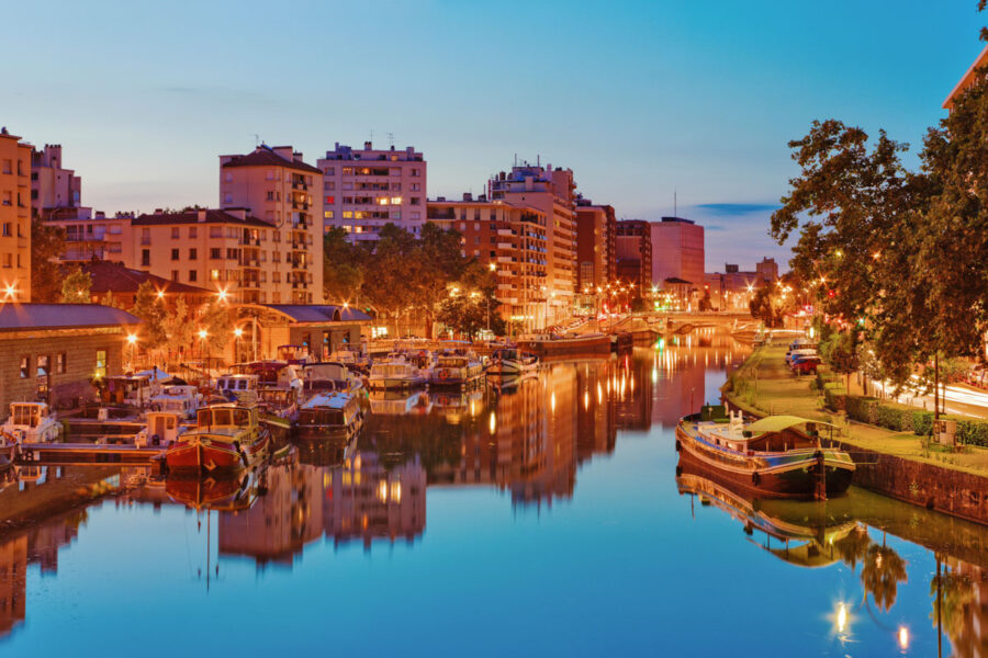 Aufgrund seiner Ästhetik, hier der Port Sauveur in Toulouse, zählt der Canal du Midi zu den wichtigsten Sehenswürdigkeiten Frankreichs - © Yuryev Pavel / Shutterstock