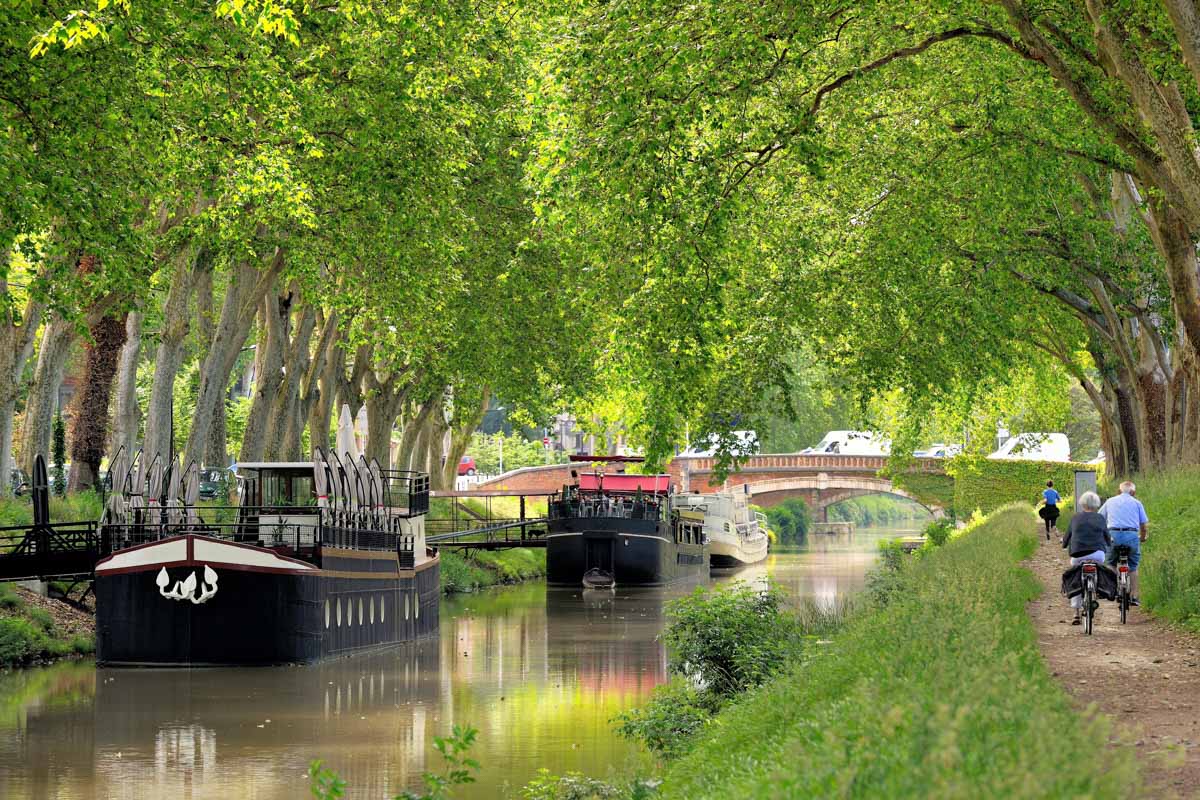 Ein Großteil des Canal du Midi im Süden von Frankreich wird von idyllischen Rad- und Wanderwegen gesäumt