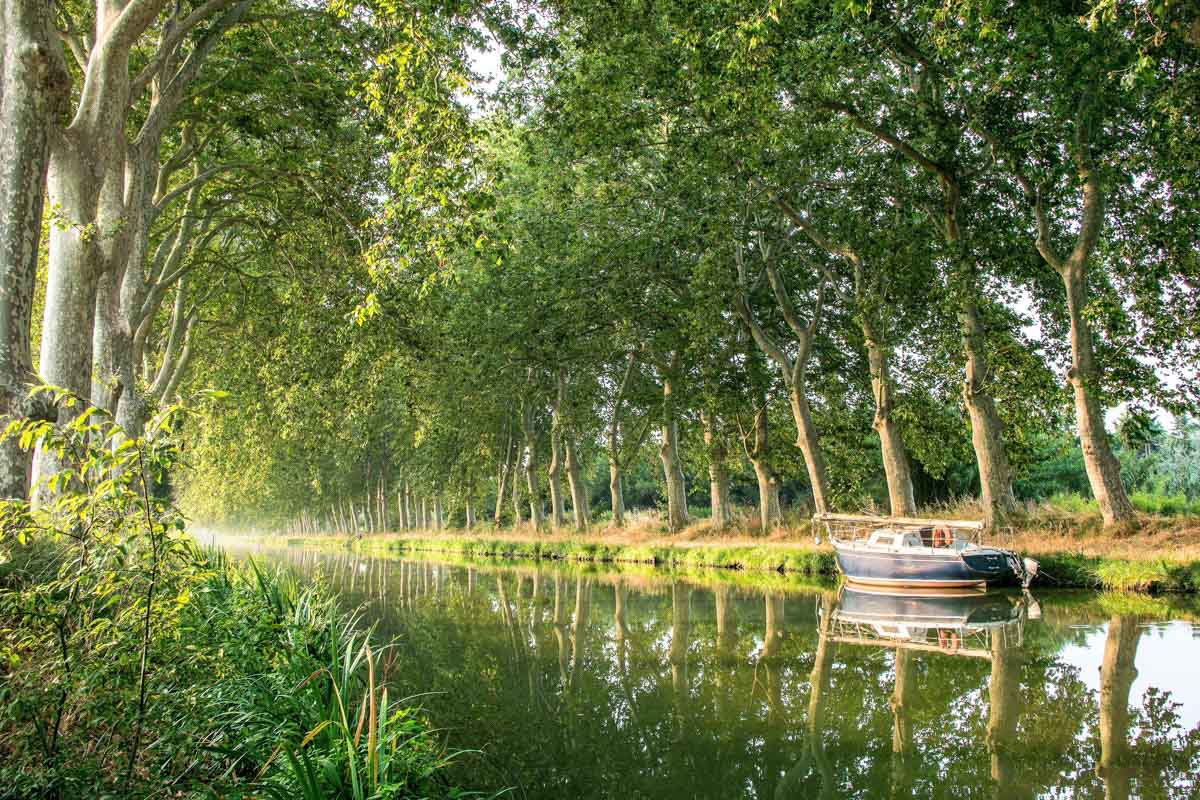Der malerische Canal du Midi im Süden von Frankreich ist von März bis November für den Tourismus geöffnet