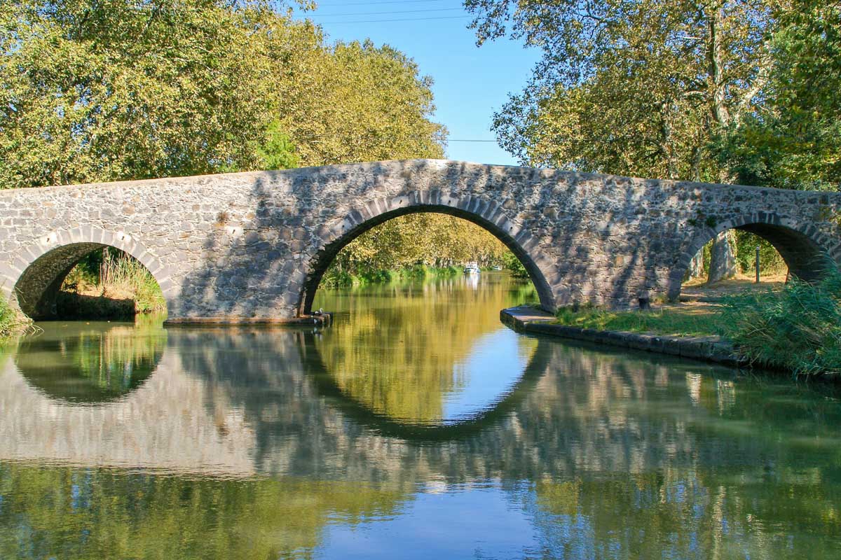 Der Canal du Midi führt im südlichen Frankreich über 328 Schleusen, Brücken, Tunnel und Aquädukte vom Atlantik bis zum Mittelmeer