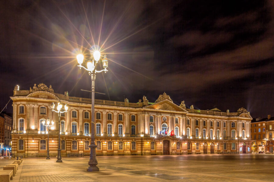 Das Kapitol, das Rathaus von Toulouse, zählt mit aufwändig dekorierter Fassade und herrlicher Innenausstattung zu den eindrucksvollsten Gebäuden der Stadt   - © Leonid Andronov / Shutterstock