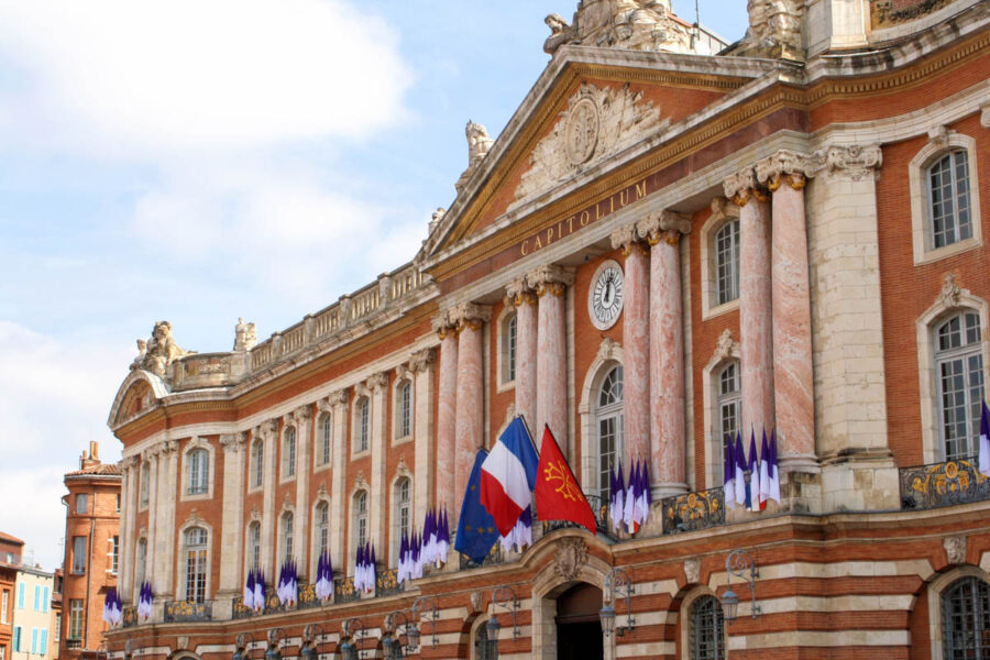 Die acht marmornen Säulen über dem Portal des Kapitols repräsentieren die acht Stadträte von Toulouse, Frankreich - © MIPImages / Shutterstock