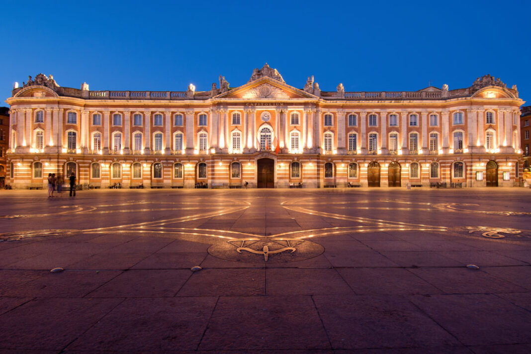 Das Kapitol am prachtvollen Place du Capitole im Zentrum von Toulouse gehört zu den bekanntesten Gebäuden der rosaroten Stadt im Südwesten von Frankreich - © junjun / Shutterstock