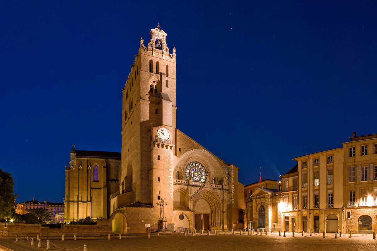 Die Kathedrale Saint-Étienne im Zentrum von Toulouse, Frankreich, ist über einen Zeitraum von 500 Jahren aus zwei Kirchen entstanden