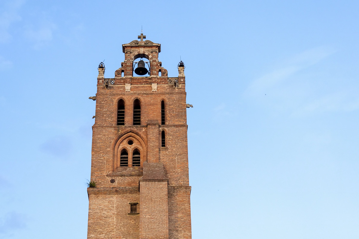 Der romanische Glockenturm der Kathedrale Saint-Étienne in Toulouse beherbergt ein Glockenspiel aus 17 Glocken, Frankreich