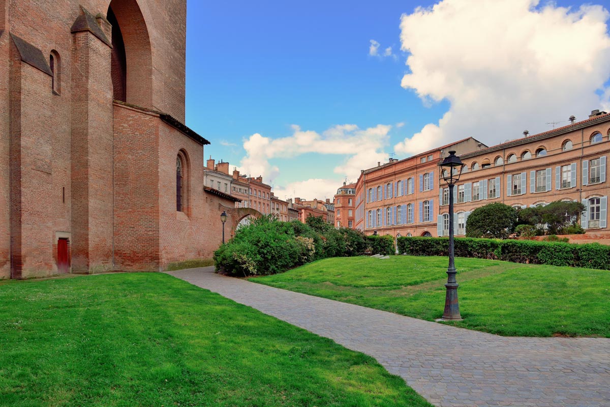 Die Kathedrale Saint-Étienne im Zentrum von Toulouse, Frankreich, wird von einem kleinen Park umrahmt