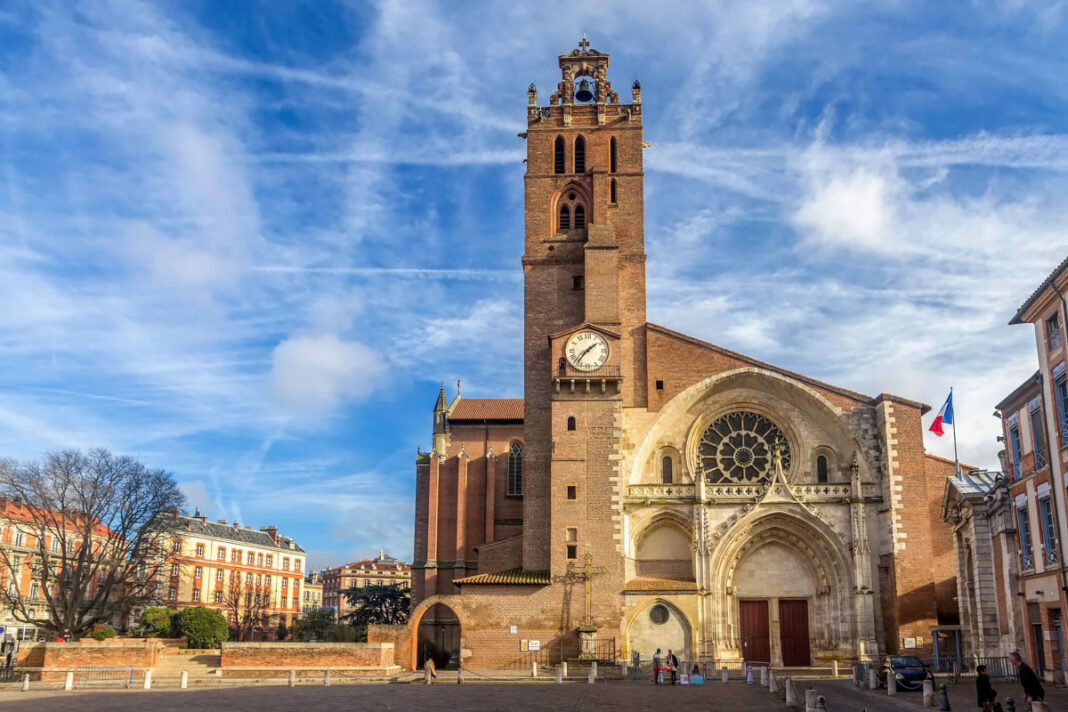 Die Kathedrale Saint-Étienne im Zentrum von Toulouse ist aufgrund ihrer originellen Architektur sehenswert, Frankreich - © Leonid Andronov / Shutterstock
