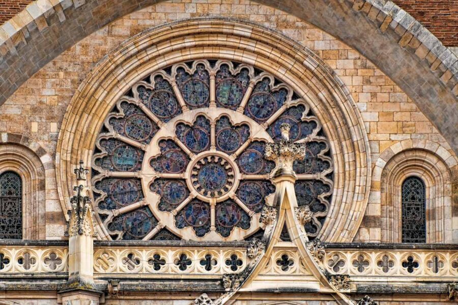 Von der ersten Kirche stammt heute noch das knapp 7m große Rosettenfenster der Kathedrale Saint-Étienne in Toulouse, Frankreich - © ldambies / Shutterstock