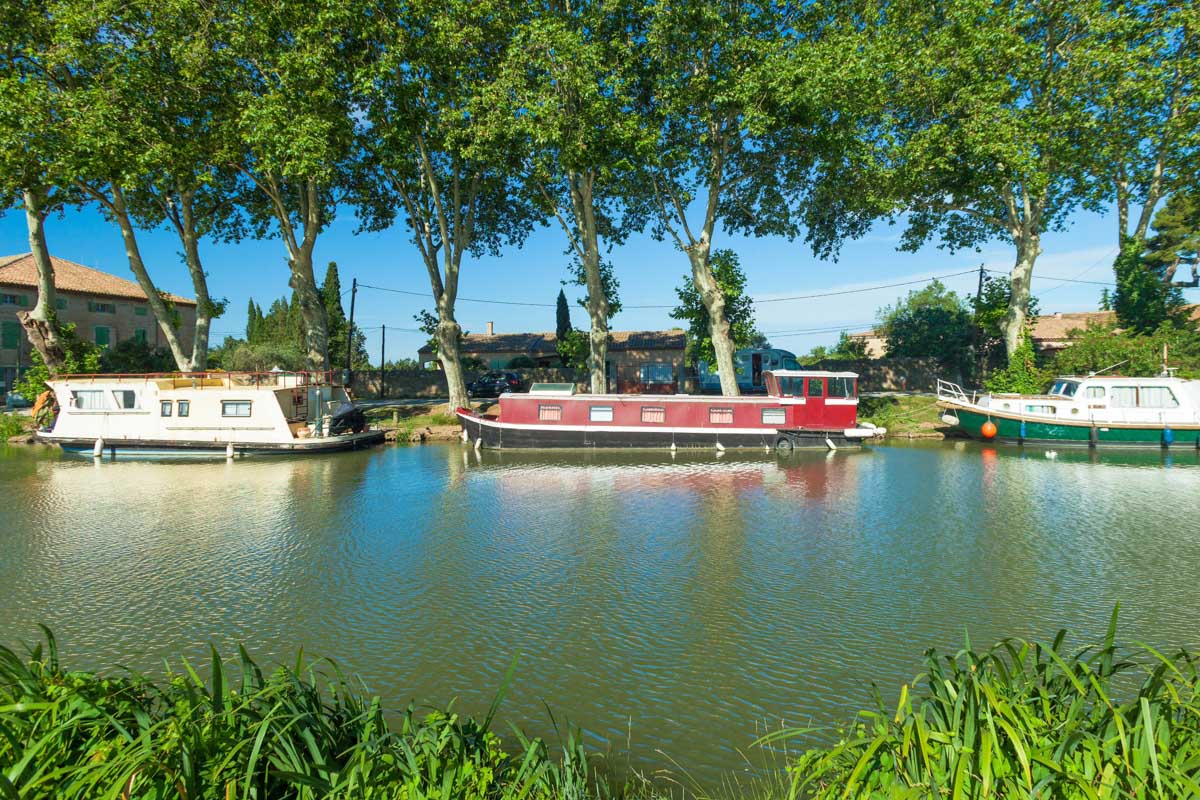 Für eine Fahrt auf dem Canal du Midi ist kein Boots-Führerschein, sondern lediglich eine Einschulung des Bootsvermieters notwendig, Frankreich