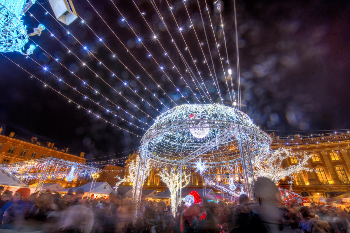Rund 250.000 Besucher strömen jedes Jahr zum Weihnachtsmarkt am Place du Capitole in Toulouse, Frankreich