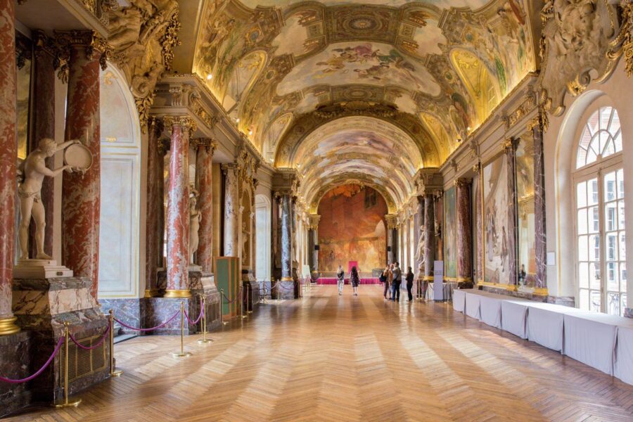 Der Salle des Illustres im Kapitol, dem Rathaus von Toulouse, Frankreich, strotzt nur so vor prächtigen Kunstwerken französischer Meister - © Semmick Photo / Shutterstock