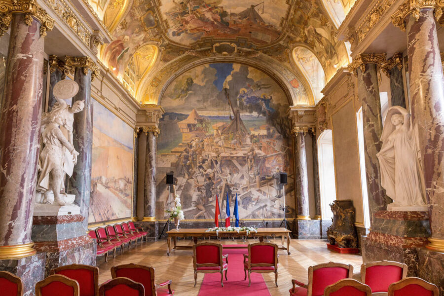 Der unglaublich dekorative Salle des Illustres im Kapitol von Toulouse, Frankreich, ist für Hochzeiten äußerst beliebt - © Semmick Photo / Shutterstock