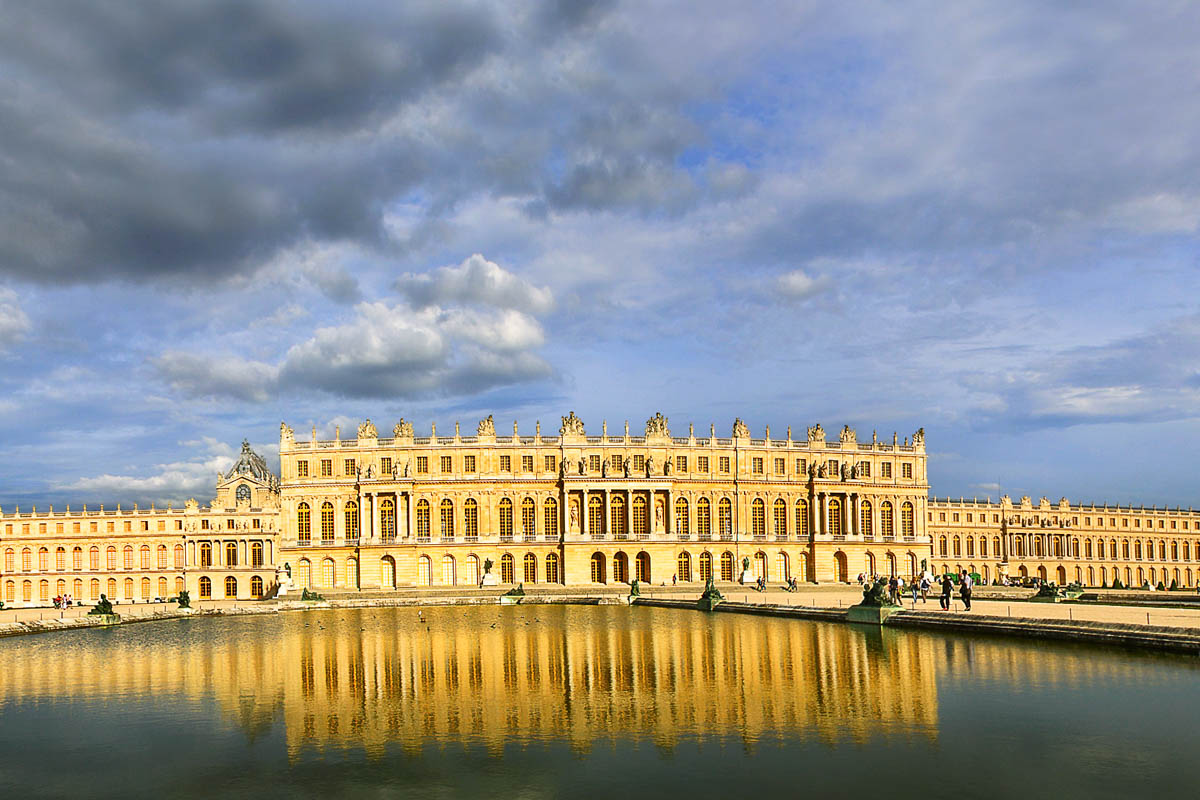 Panoramablick auf das weltberühmte barocke Schloss Versailles, das als eines der schönsten europäischen Schlösser gilt, Frankreich