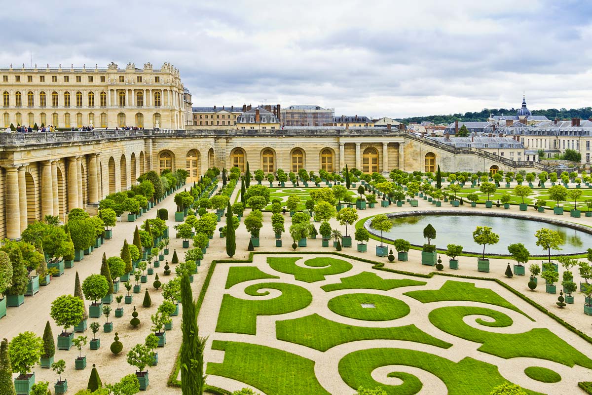 Die Orangerie im Süden des Schlosses Versailles in Paris, im Hintergrund die „Treppe der Hundert Stufen“, Frankreich