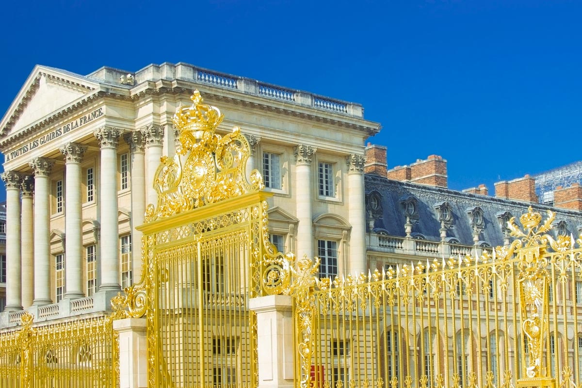 Das prunkvolle Barock-Schloss Versailles wird von einem strahlend goldenen Zaun umgeben, Frankreich
