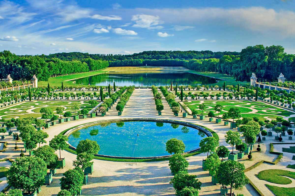 Der wunderschöne Orangerie-Garten des Schlosses Versailles wurde um einen kreisrunden Teich gruppiert, Frankreich