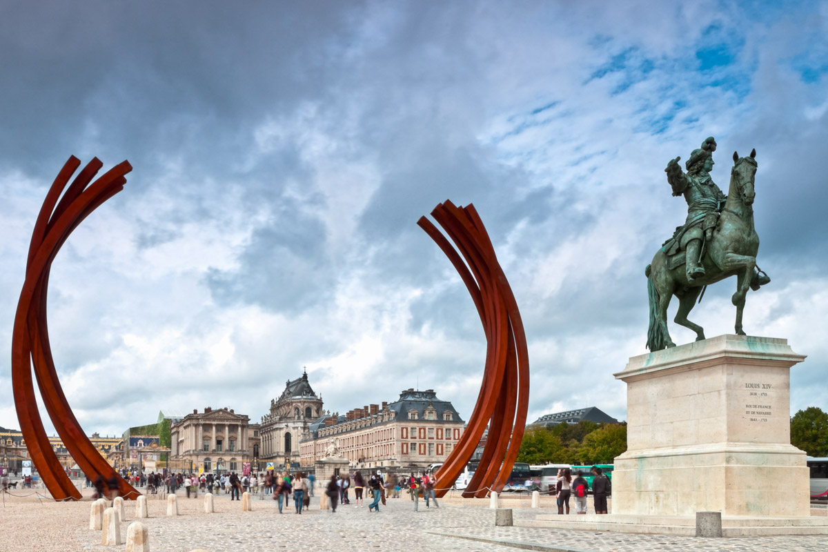 Der Platz vor dem Schloss Versailles bei Paris, im Vordergrund eine Statue von Ludwig XIV, Frankreich