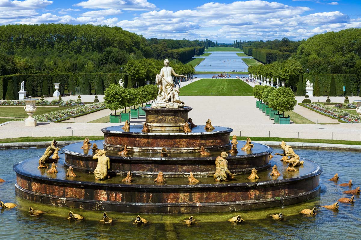 Zu Füßen des Latona-Brunnes breitet sich der fantastische Schlossgarten von Versailles aus, Frankreich