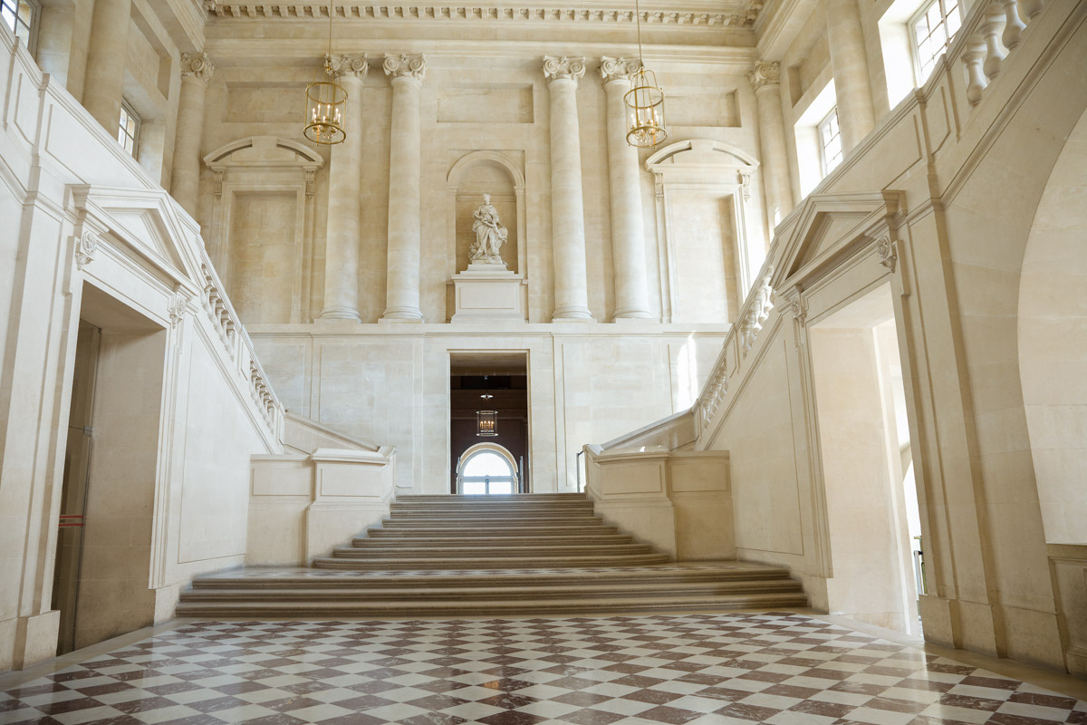 Stiegenaufgang im Schloss Versailles – seit 1979 Weltkulturerbe der UNESCO – bei Paris, Frankreich