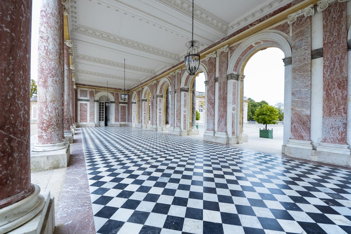 Innenhof des Lustschlosses „Grand Trianon“ des Schlosses Versailles, Frankreich