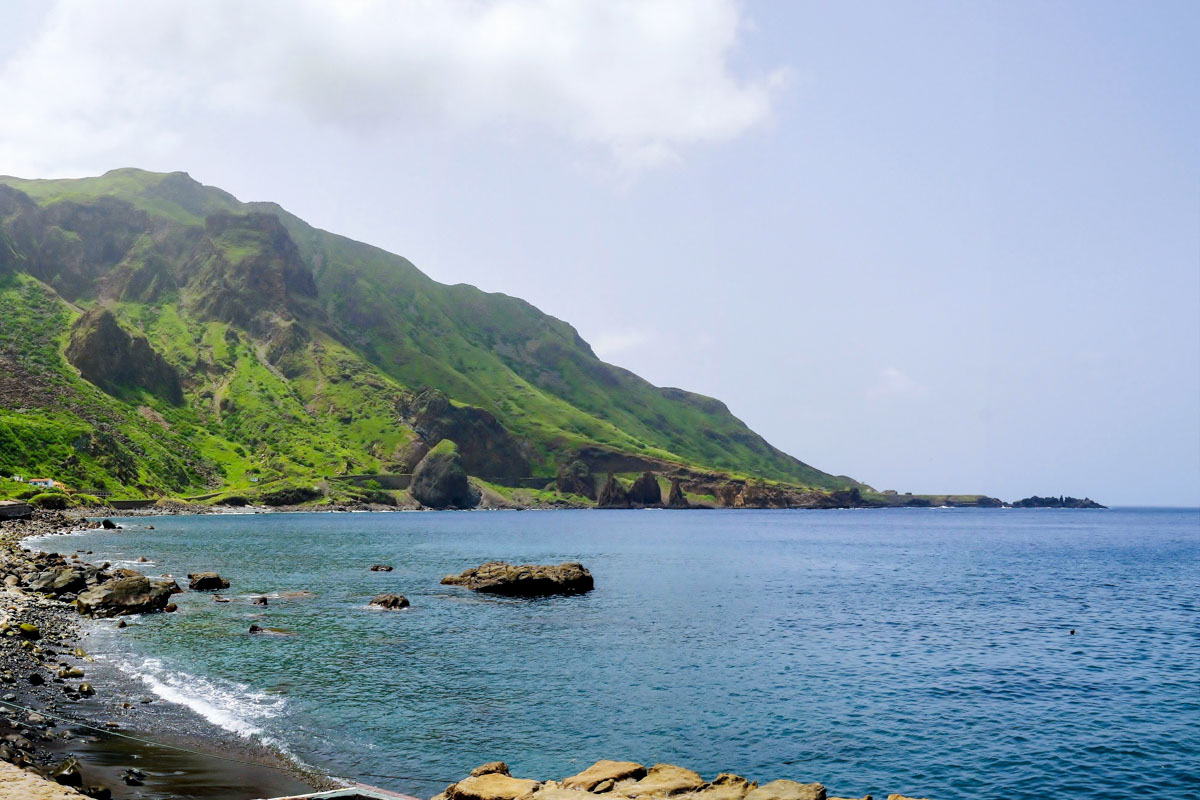 Die traumhafte Bucht Faja d’Agua ist das ganze Jahr über saftig grün und eine der wenigen Orte auf Brava, wo man im Meer baden kann, Kap Verde