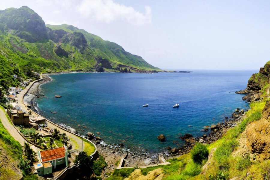 Die wildromantische Faja d’Agua im Nordwesten von Brava ist eine der atemberaubendsten Buchten der Kap Verden - © Raul Rosa / Shutterstock