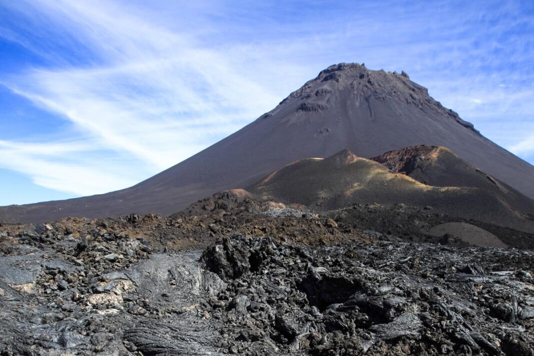 Der Aufstieg auf den Pico do Fogo erfolgt über erstarrte Lavaströme und scharfkantiges Geröll, Kap Verde - © Sundebo / Shutterstock