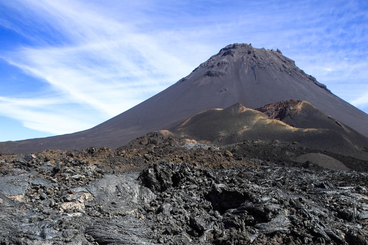 Der Aufstieg auf den Pico do Fogo erfolgt über erstarrte Lavaströme und scharfkantiges Geröll, Kap Verde