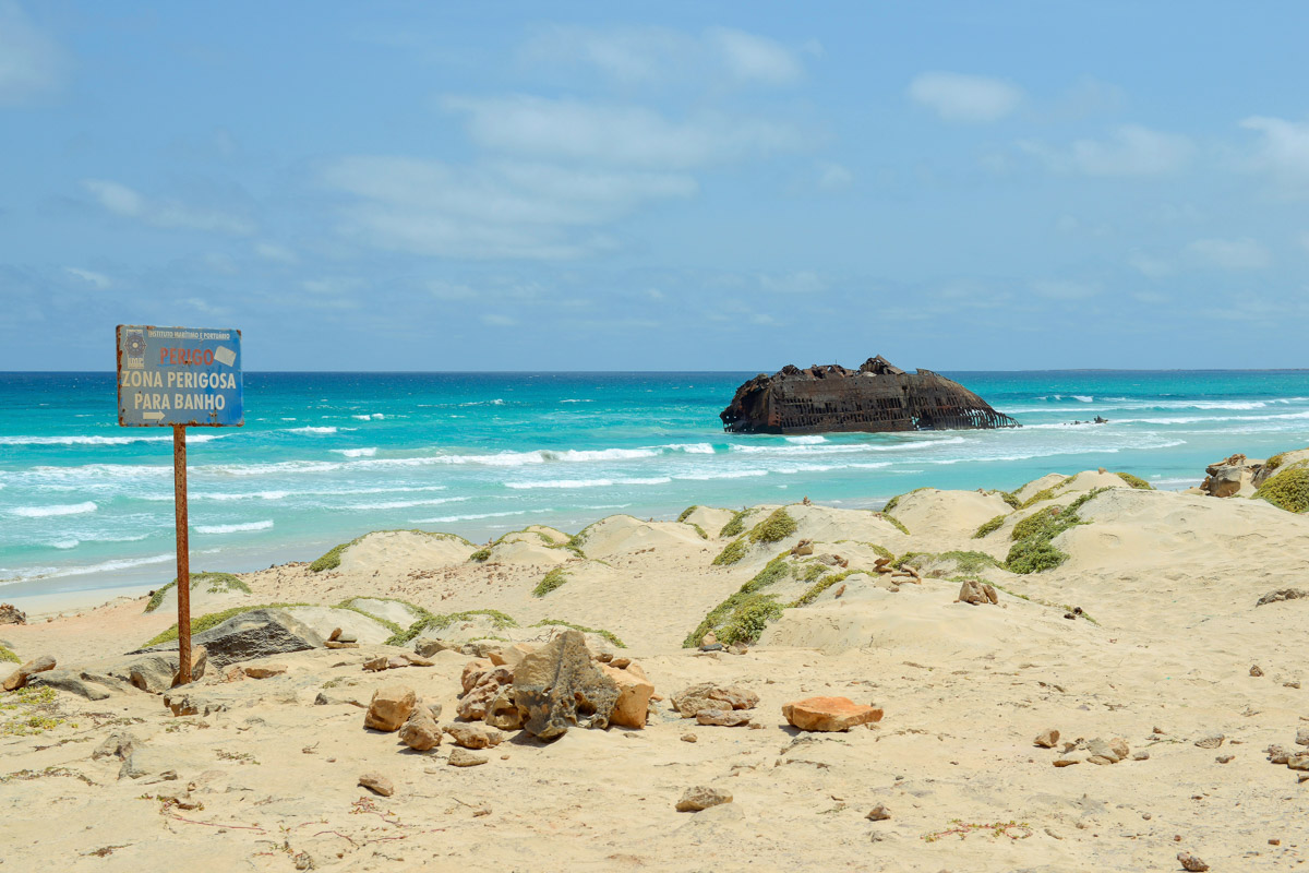 Ein Schiffswrack am Strand bei Cabo de Santa Maria, Boa Vista, Kap Verde
