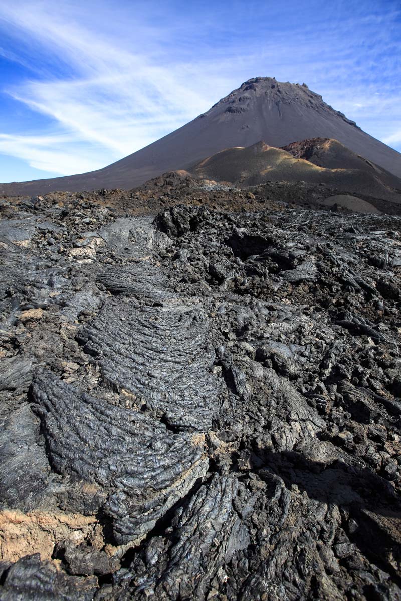 Der Aufstieg auf den Pico do Fogo erfolgt über erstarrte Lavaströme und scharfkantiges Geröll, Kap Verde