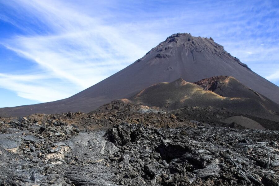 Der Aufstieg auf den Pico do Fogo erfolgt über erstarrte Lavaströme und scharfkantiges Geröll, Kap Verde - © Sundebo / Shutterstock