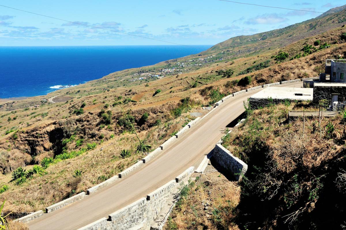 Küstenstraße auf der Insel Fogo, Kap Verde, mit dem tiefblauen Atlantik im Hintergrund