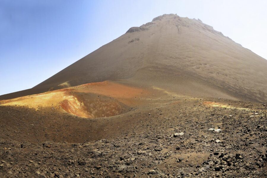 Blick auf den knapp 3.000m hohen Pico do Fogo, dem schlafenden Vulkan auf der Insel Fogo, Kap Verde - © Raul Rosa / Shutterstock