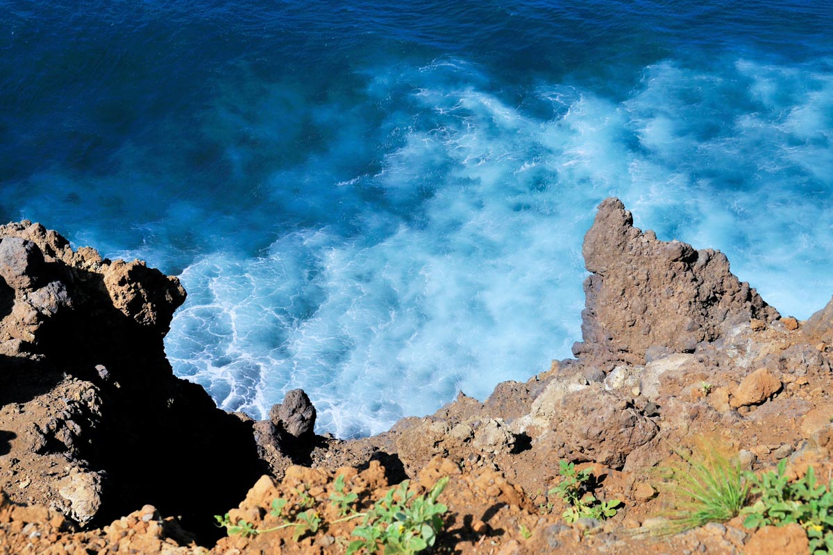 Blick auf die Brandung des Atlantiks an der Küste von Fogo, Kap Verde