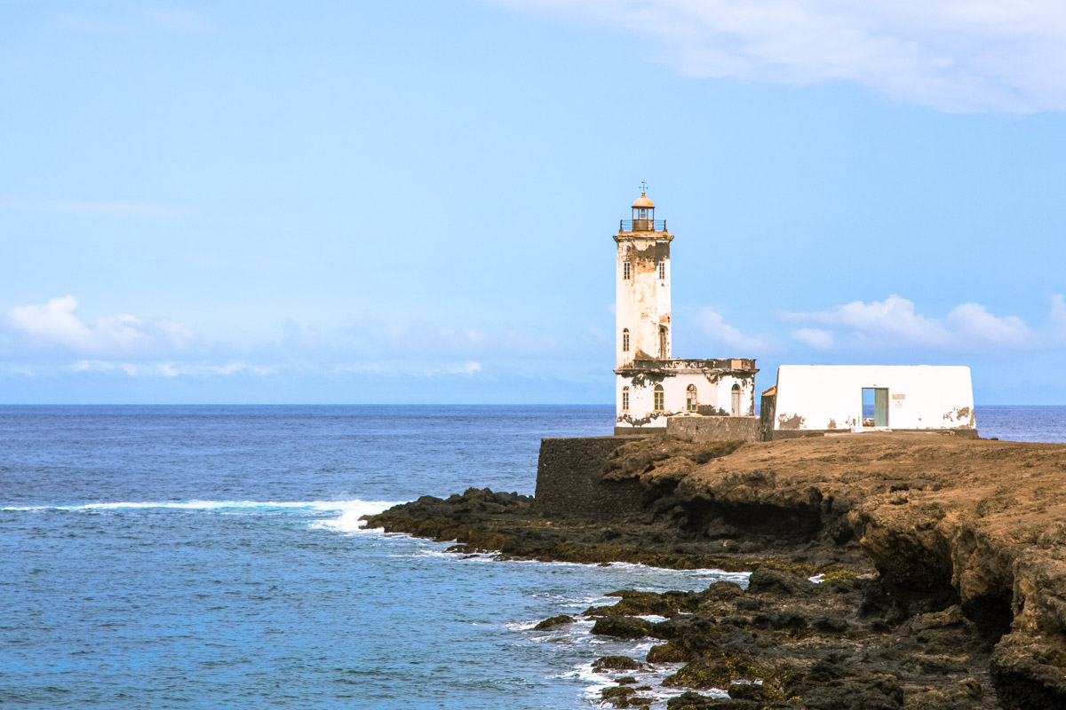 Der alte Leuchtturm am Hafen von Praia auf der Insel Santiago könnte einen neuen Anstrich vertragen, Kap Verde