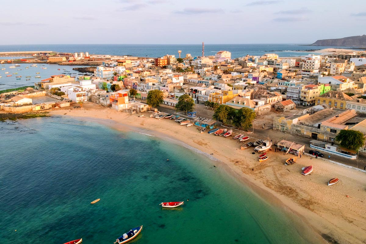 Der Stadtstrand von Sal Rei auf Boa Vista aus der Drohnenperspektive, Kap Verde