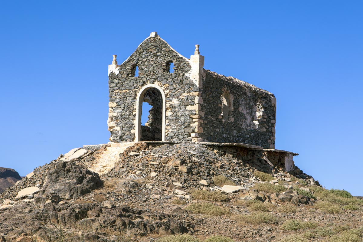 Nördlich der Hauptstadt Sal Rei lässt sich oberhalb der Felsküste die Ruine der Kapelle Nossa Senhora de Fátima entdecken, Boa Vista, Kap Verde