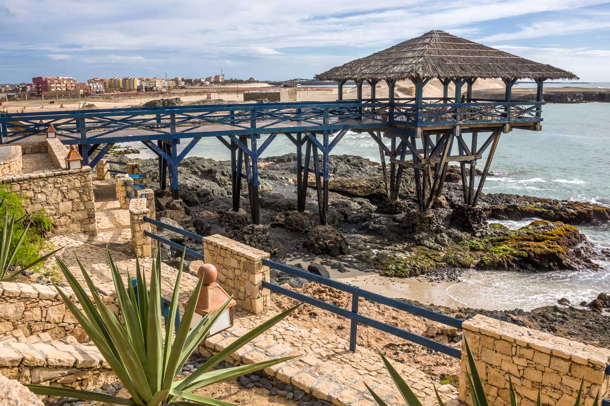 Vom Strand von Sal Rei, der Hauptstadt von Boa Vista auf den Kap Verden fällt der Blick über den tiefblauen Atlantik