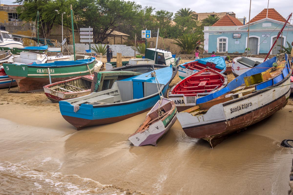 Spaziert man entlang der Uferpromenade in Sal Rei erreicht man den alten Hafen von Boa Vista und eine Bootswerft, Kap Verden