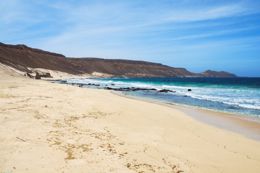 330 Sonnentage im Jahr und riesige Urlaubsstrände bieten auf der Insel Sal ein Eldorado für Sonnenanbeter, Kap Verde - © Piotr G / Shutterstock