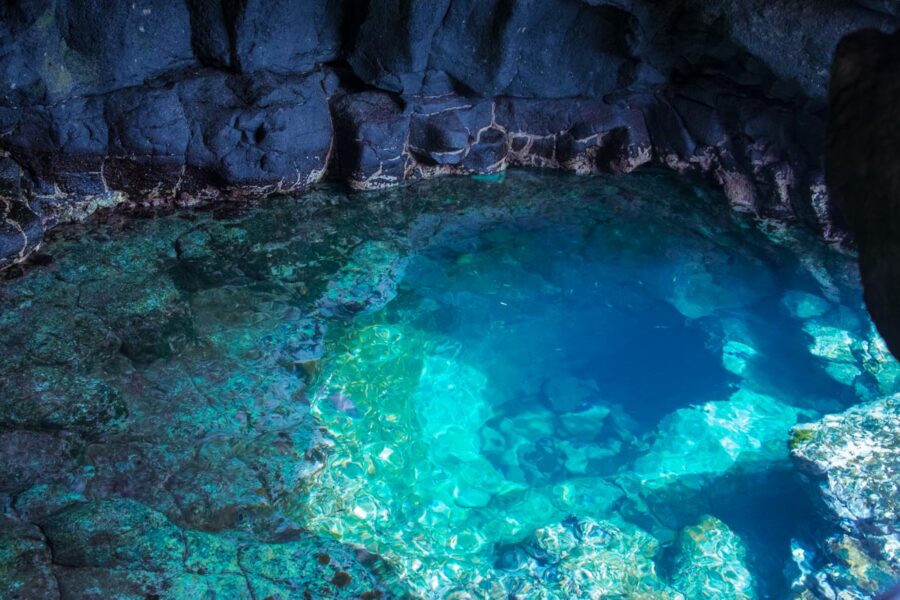 Das Olho Azul auf der Insel Sal leuchtet um die Mittagszeit in strahlenden Blau- und Türkistönen, Kap Verde - © Michel Borges / Shutterstock