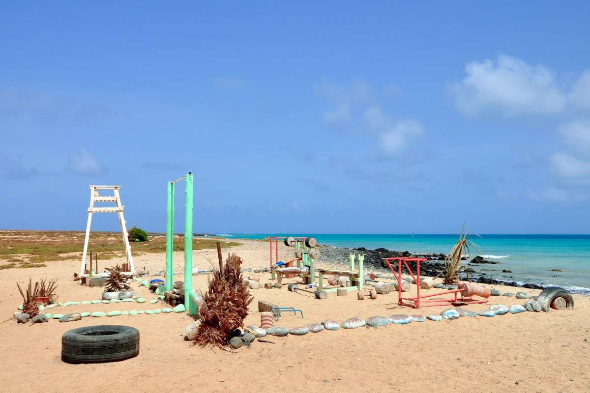 Etwas abseits der Hotels von Santa Maria lässt sich am scheinbar endlosen Strand im Süden von Sal absolute Einsamkeit finden, Kap Verde