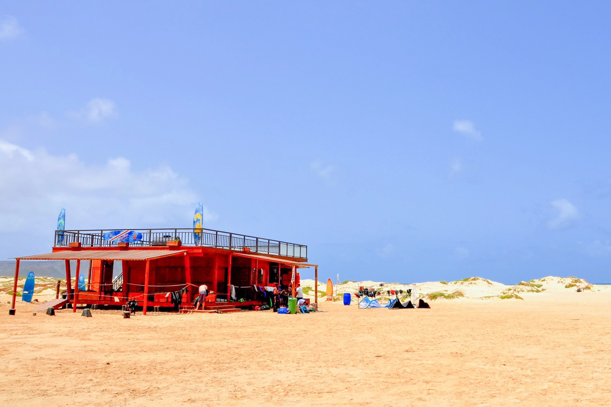 Der konstante Passatwind, der auf Sal zwischen November und Juni am heftigsten weht, schafft am Strand von Santa Maria ideale Surfbedingungen, Kap Verden