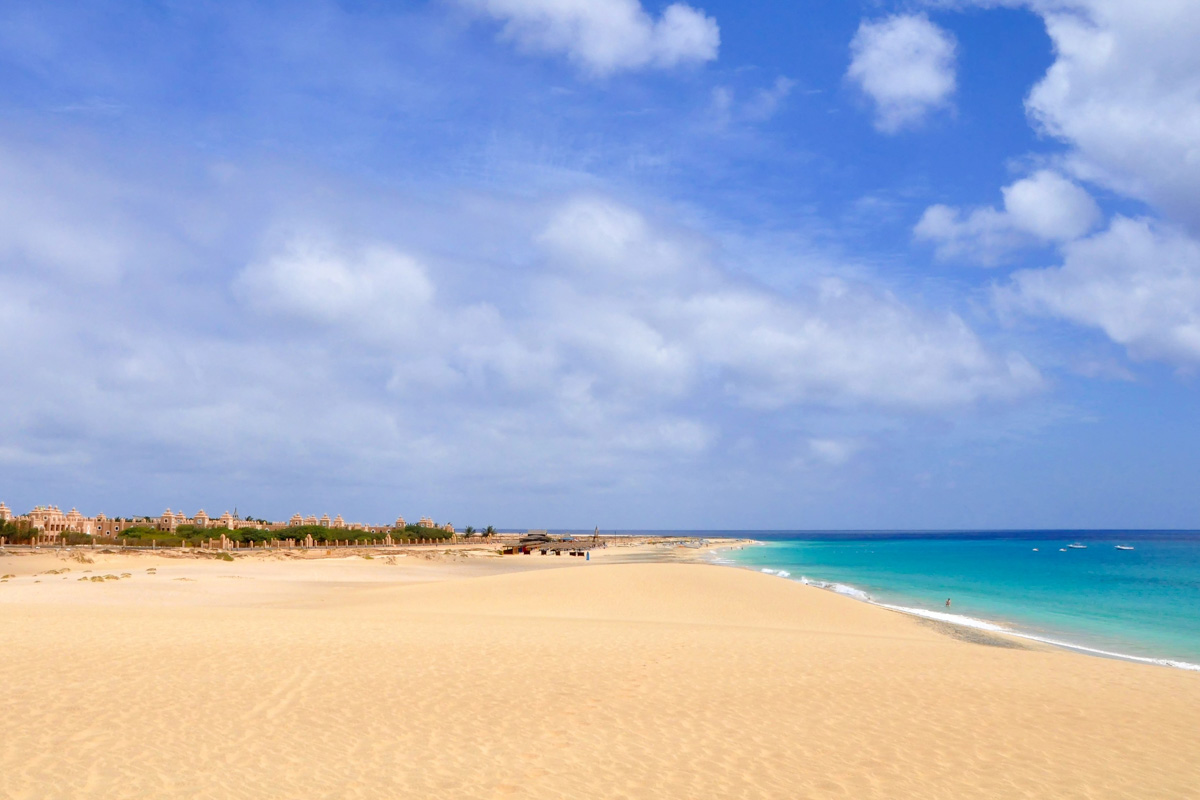 Nur etwa eine viertel Stunde mit dem Auto vom Flughafen entfernt präsentiert sich Santa Maria auf Sal als traumhafte Symbiose aus Himmel, Sonne, Strand und Meer, Kap Verden