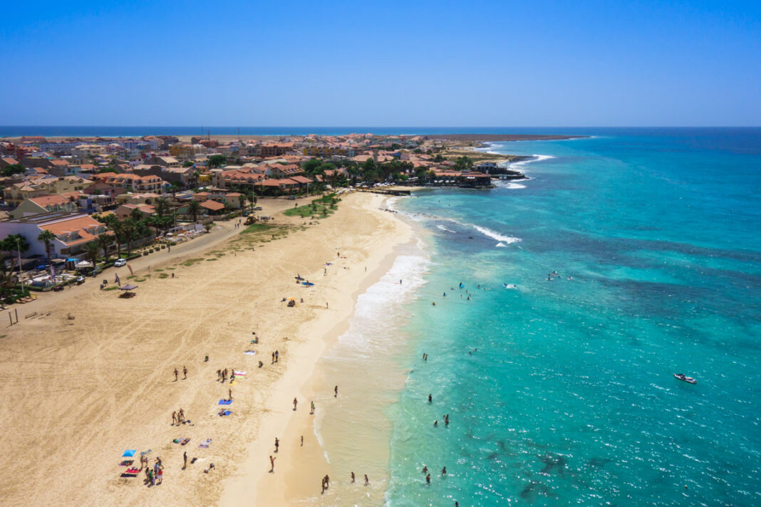 Blick aus der Luft auf den weitläufigen Strand von Santa Maria auf der Insel  Sal, Kap Verde - © Samuel Borges Photography / Shut