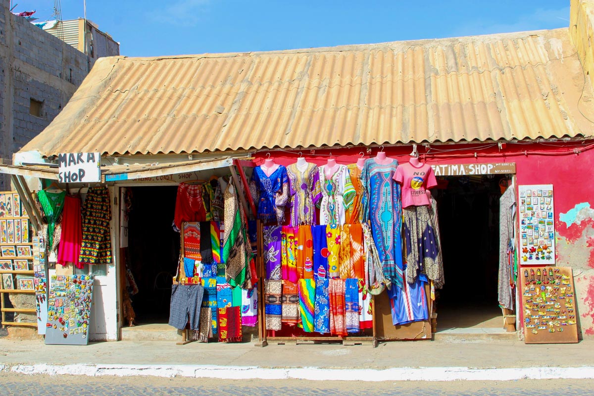 Ein Geschäft in Santa Maria bietet farbenfrohe Textilien, Kleidung, Mode, Souvenirs und Kleidungsstücke an, Insel Sal, Kap Verde