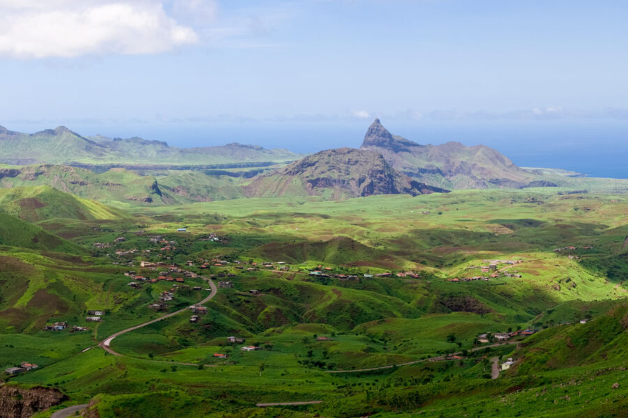 Das Hinterland von Santiago ist eine Wunderwelt aus grün bewachsenen Gebirgsregionen, Kap Verde - © Alexander Manykin / Shutterstock