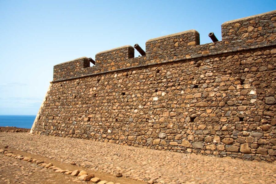 Cidade da Ribeira Grande de Santiago wird heute noch von der mächtigen Festung Fortaleza Real de São Felipe bewacht, die 1590 von den Portugiesen errichtet wurde, Kap Verde - © AlexanderManykin/Shutterstock