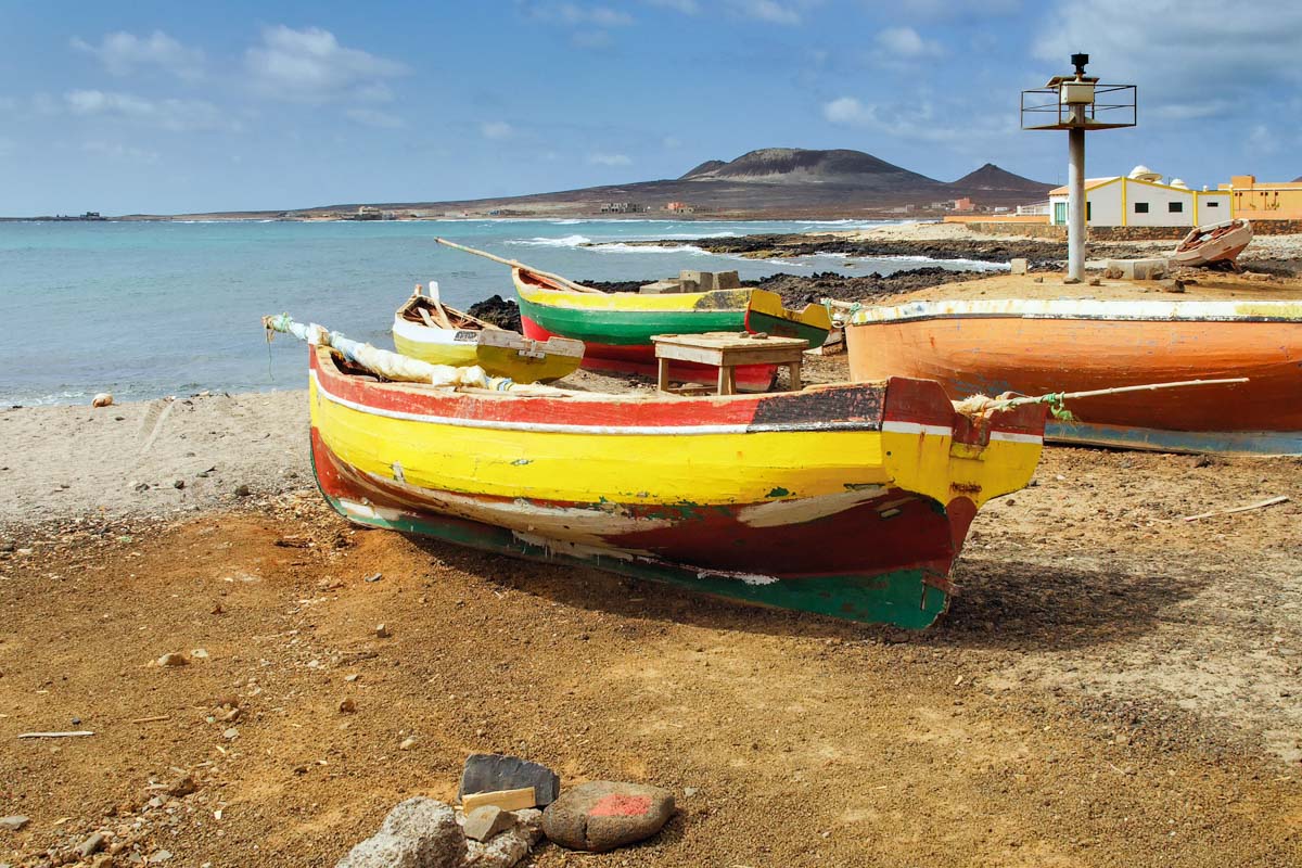 Fischerboote in Sao Pedro auf der Insel São Vicente, Kap Verde