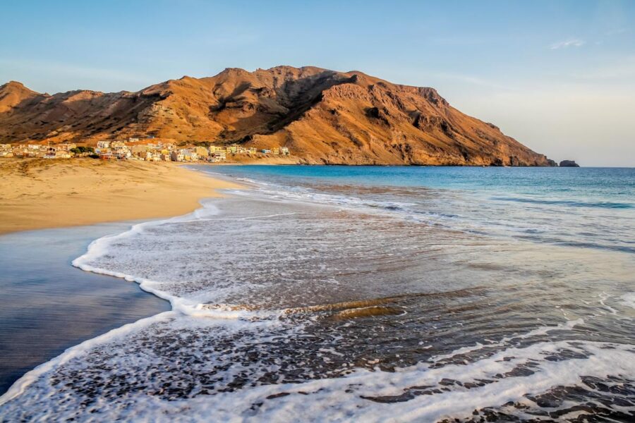 Blick auf die Ortschaft São Pedro auf der Insel São Vicente der Kap Verden - © Susana_Martins / Shutterstock